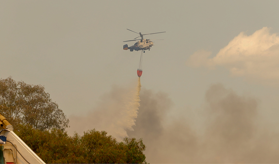 Helicóptero de Infoca durante la extinción del incendio forestal de Sierra Bermeja (Álex Zea / Europa Press).